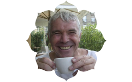 Portrait de Robert Cottet tenant une tasse blanche