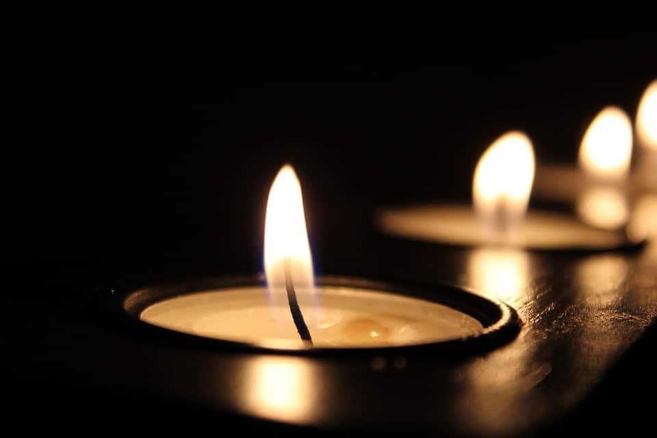 candles-2181896_960_720-Pixabay Flamme de bougie représentant la transmission des Maîtres de yoga