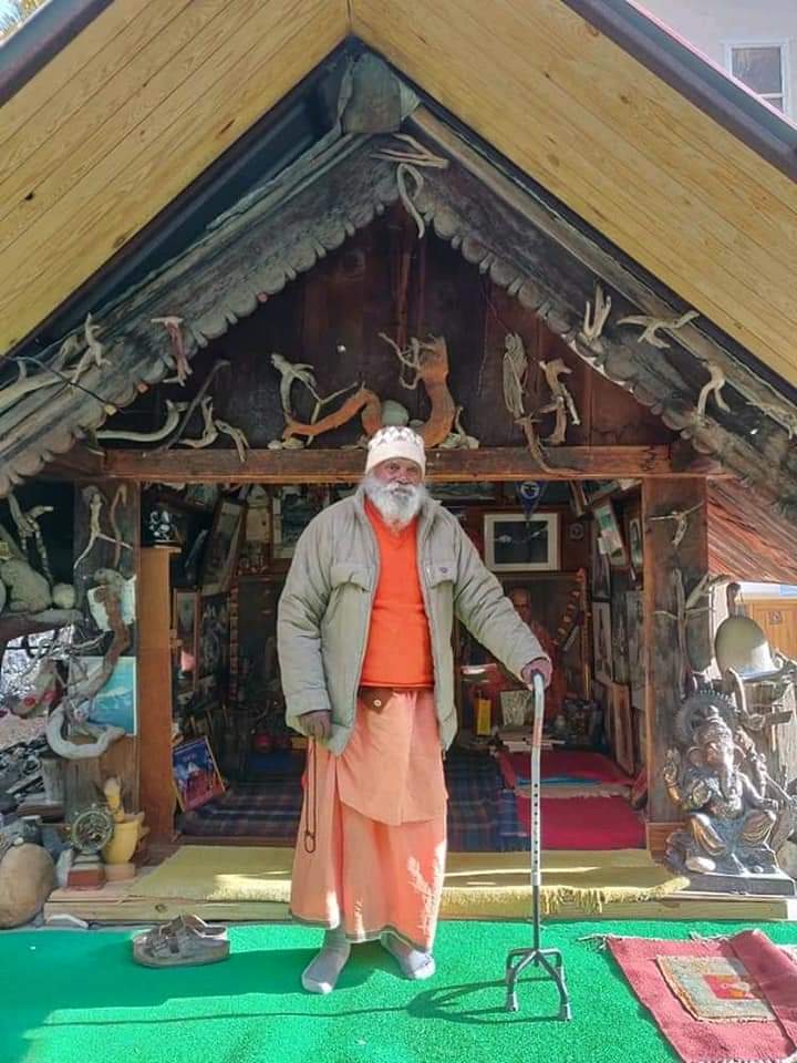 Swami Sundaranand devant Tapovan kuti, lieu de retraite et de méditation en Inde-Institut du Yoga Traditionnel Photo de Swami Sundaranand devant Tapovan kuti, cabane de méditation